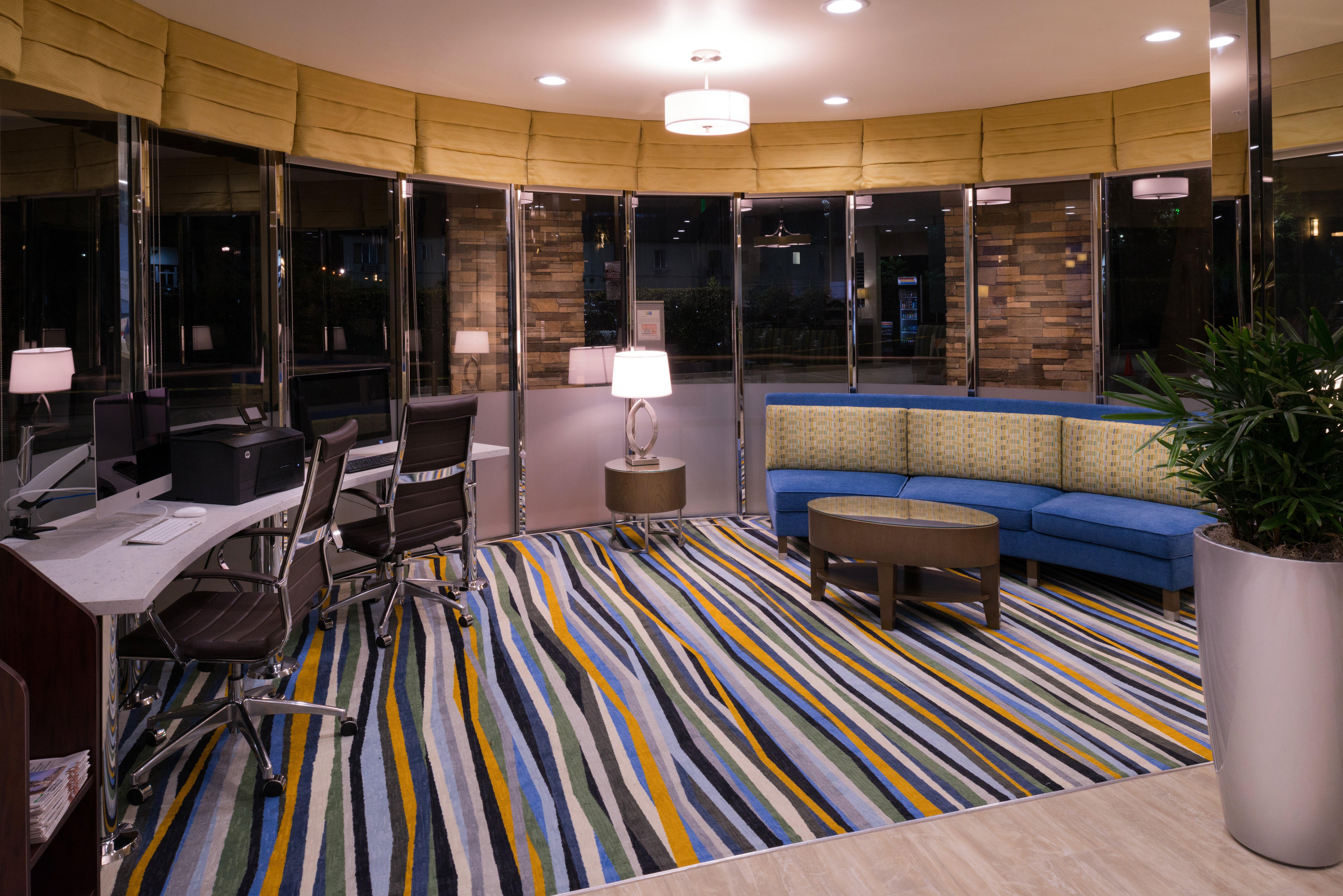 Holiday Inn Express & Suites Pasadena - Los Angeles By Ihg Buitenkant foto